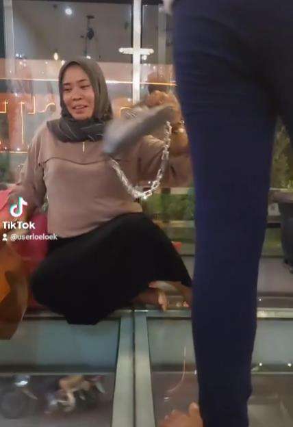 Emak-emak ngesot di lantai kaca.