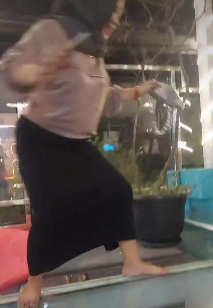 Emak-emak ngesot di lantai kaca.