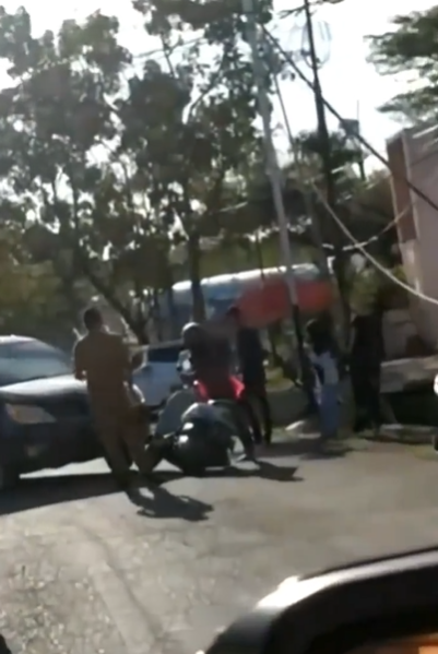Viral Oknum ASN Tendang Motor Perempuan sampai Terjatuh