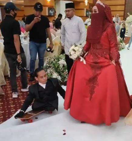 Momen haru pengantin wanita nikahi pria cacat.