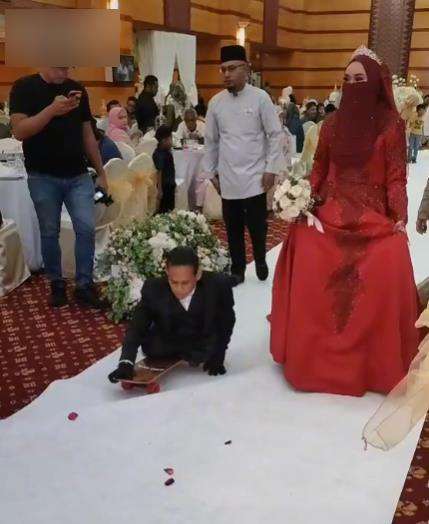 Momen haru pengantin wanita nikahi pria cacat.