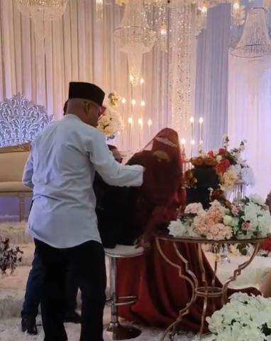 Momen haru pengantin wanita nikahi pria cacat.