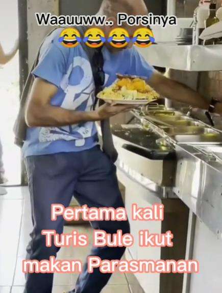 Ikut makan prasmanan, porsi turis bule bikin melongo.