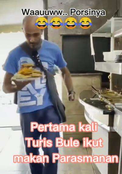 Ikut makan prasmanan, porsi turis bule bikin melongo.