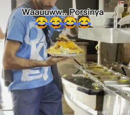 Ikut makan prasmanan, porsi turis bule bikin melongo.