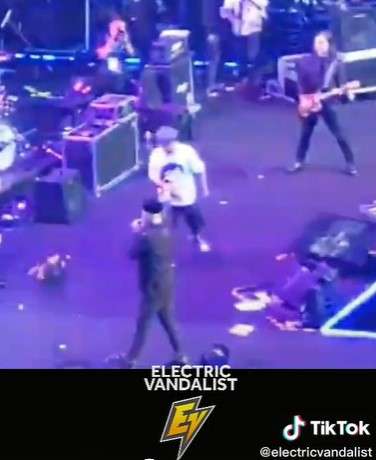 Thomas Ramdhan banting bass di depan Ahmad Dhani