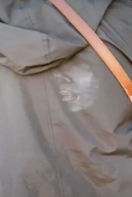 Cewek nabrak punggung pria, makeupnya auto nempel di jaket.