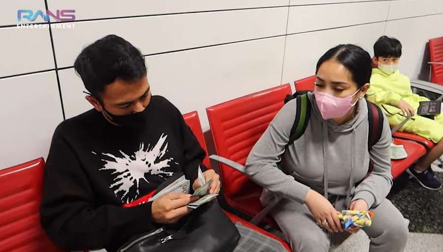 Raffi Ahmad bagi bagi uang ke karyawan