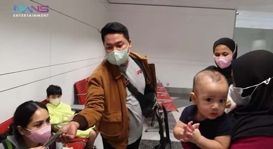 Raffi Ahmad bagi bagi uang ke karyawan