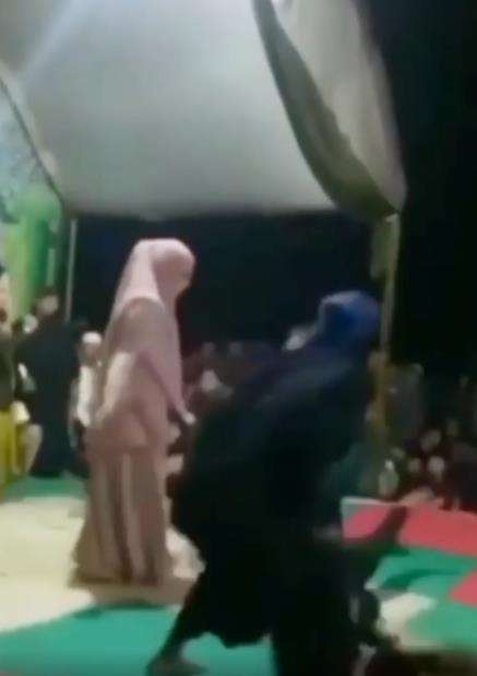 Ustazah pamer kesaktian, memukul tanpa menyentuh.