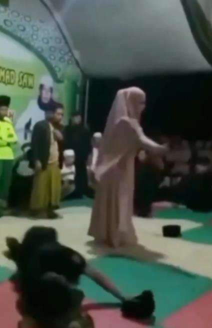 Ustazah pamer kesaktian, memukul tanpa menyentuh.