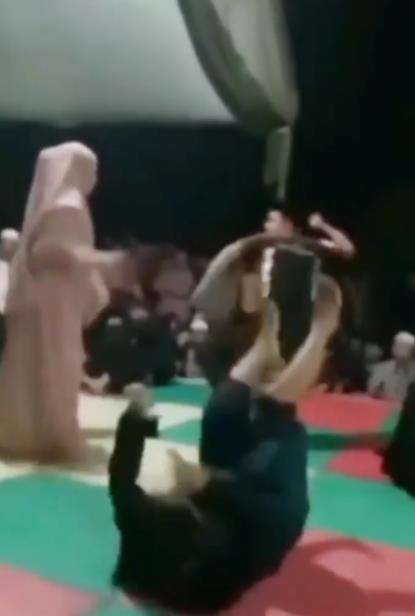Ustazah pamer kesaktian, memukul tanpa menyentuh.