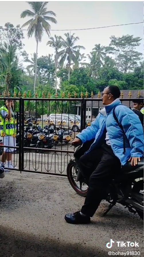 guru terlambat dihukum siswa guru terlambat dihukum siswa