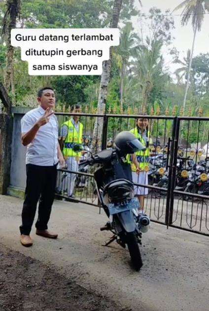 Guru datang terlambat ke sekolah.