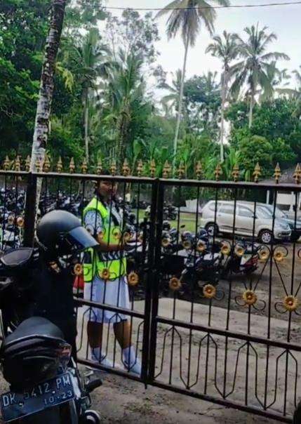 Guru datang terlambat ke sekolah.