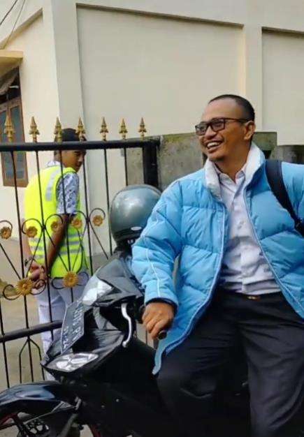 Guru datang terlambat ke sekolah.