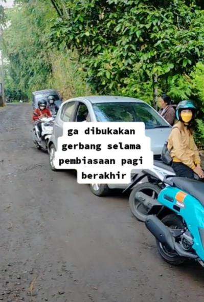 Guru datang terlambat ke sekolah.