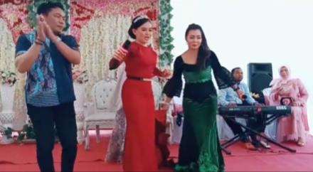 Nasib apes biduan saat asyik joget di panggung pelaminan.
