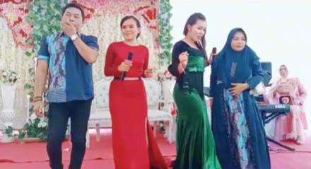Nasib apes biduan saat asyik joget di panggung pelaminan.
