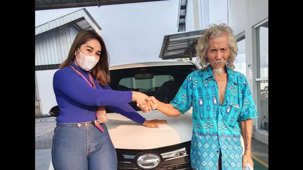 Aksi Kakek Ini Bikin Melongo, Jalan Kaki Tenteng Karung Isi Rp180 Juta Buat Beli Mobil