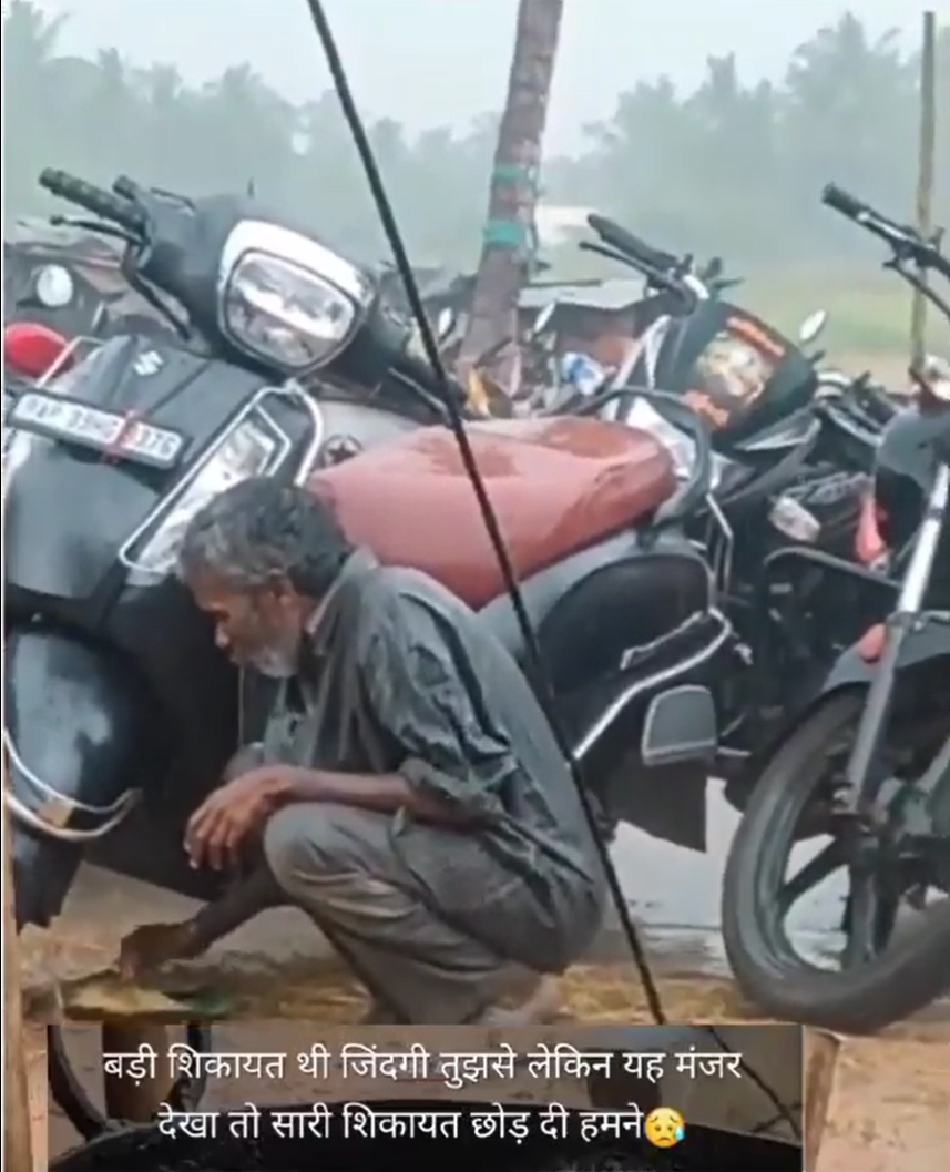 Makan di Tengah Hujan, Aksi Kakek Ini Bikin Miris