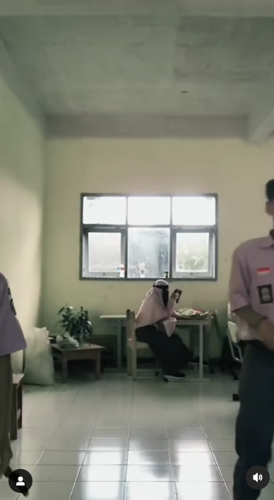 anak sma sedang baca alquran