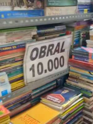 Buku bekas murah di Blok M, Jakarta Selatan. Buku bekas murah di Blok M, Jakarta Selatan.