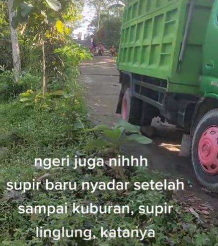 Sopir baru sadar kesasar di kuburan usai antar dua perempuan cantik.