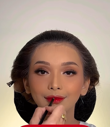 Memakai Lipstik Merah