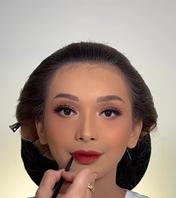 Memakai Lipstik Merah