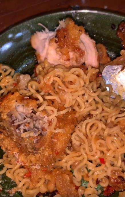 Mie goreng topping ayam goreng bonus belatung hidup.