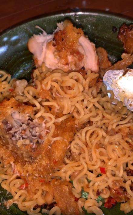 Mie goreng topping ayam goreng bonus belatung hidup.