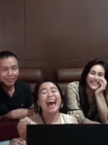 Keluarga Ayu Ting Ting Menonton Ulang Video Klip 'Jutek'