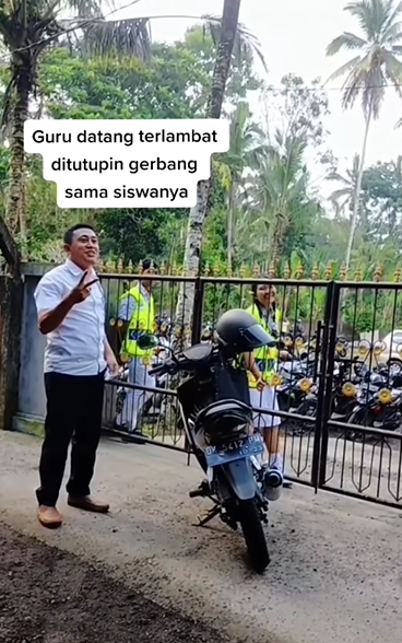 Guru Terlambat Dilarang Masuk Sekolah