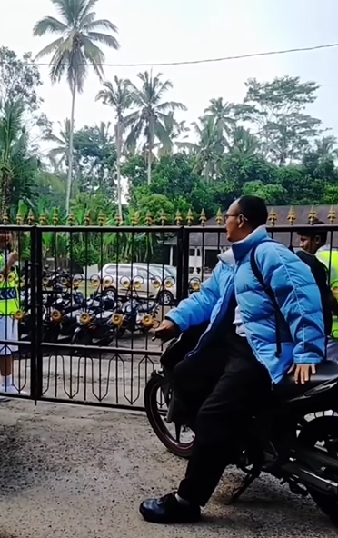 Guru Terlambat Dilarang Masuk Sekolah