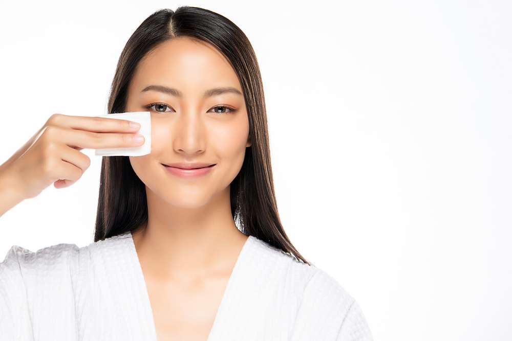 Bersihkan Waterproof Makeup Harus Ekstra Hati-Hati, Jangan Sampai Bikin Kulit Iritasi