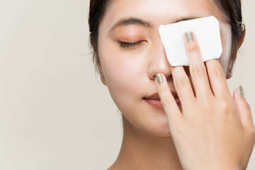 Bersihkan Waterproof Makeup Harus Ekstra Hati-Hati, Jangan Sampai Bikin Kulit Iritasi