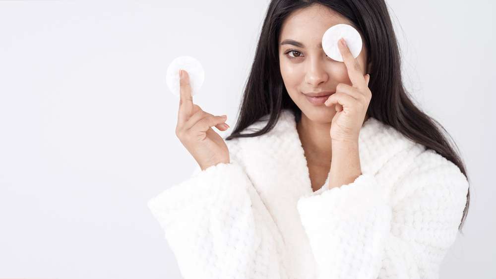 Bersihkan Waterproof Makeup Harus Ekstra Hati-Hati, Jangan Sampai Bikin Kulit Iritasi