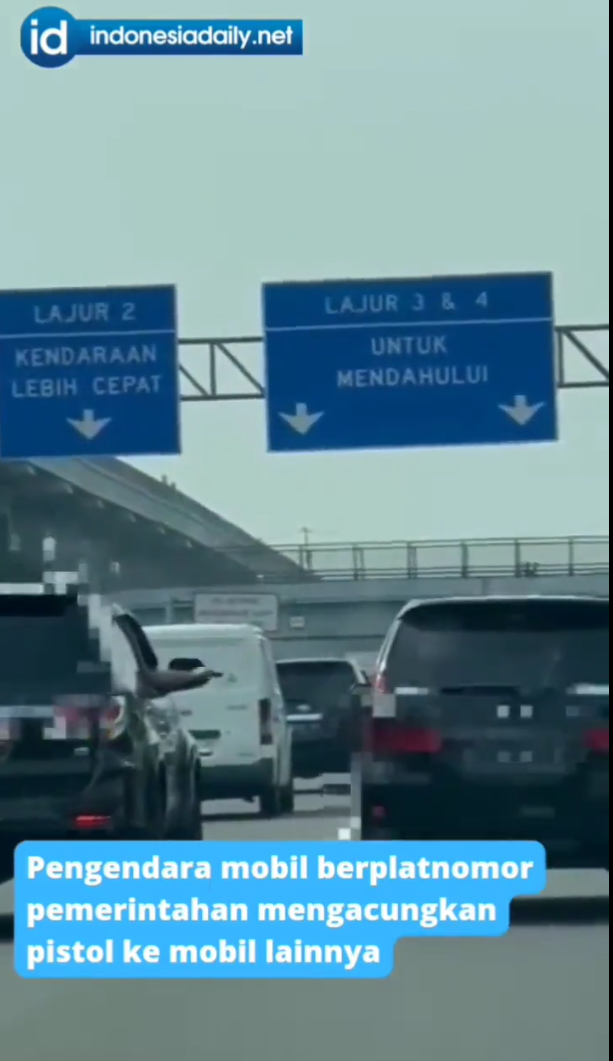 Viral Aksi Koboi Mobil Dinas Todong Pistol ke Pengendara di Tol Jagorawi Viral Aksi Koboi Mobil Dinas Todong Pistol ke Pengendara di Tol Jagorawi