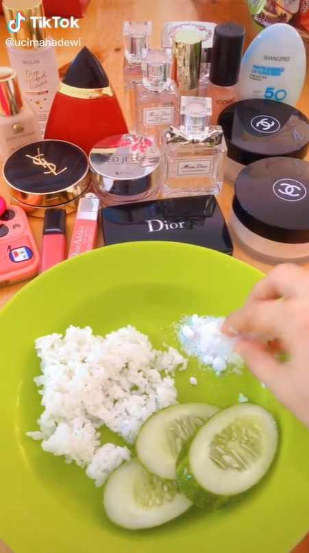 Wanita Makan Nasi Dicampur Garam di Depan Koleksi Makeup Mahal