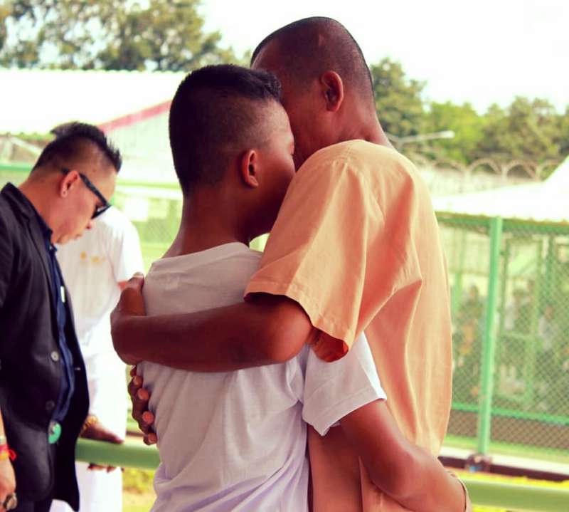 Kisah Pilu Anak Tak Sengaja Bertemu Ayah di Penjara, Lari Berpelukan dan Menangis