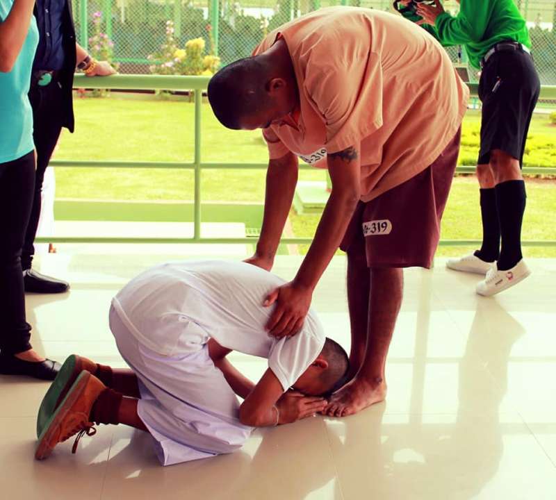 Kisah Pilu Anak Tak Sengaja Bertemu Ayah di Penjara, Lari Berpelukan dan Menangis