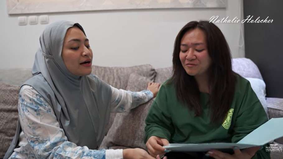Nathalie Holscher belikan adiknya rumah