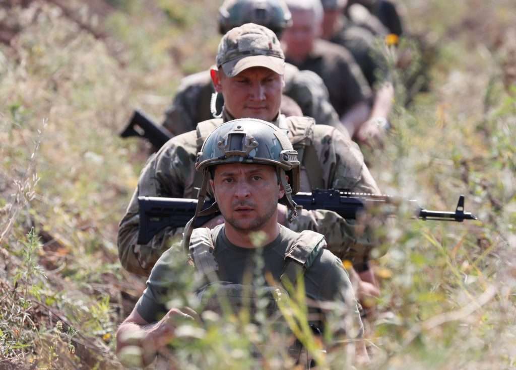 Presiden Ukraina di tengah pasukan di awal invasi Rusia Presiden Ukraina di tengah pasukan di awal invasi Rusia