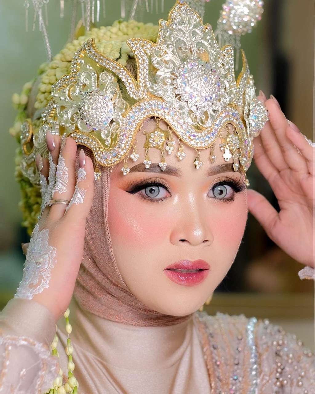 Pengantin Memakai Siger Sunda