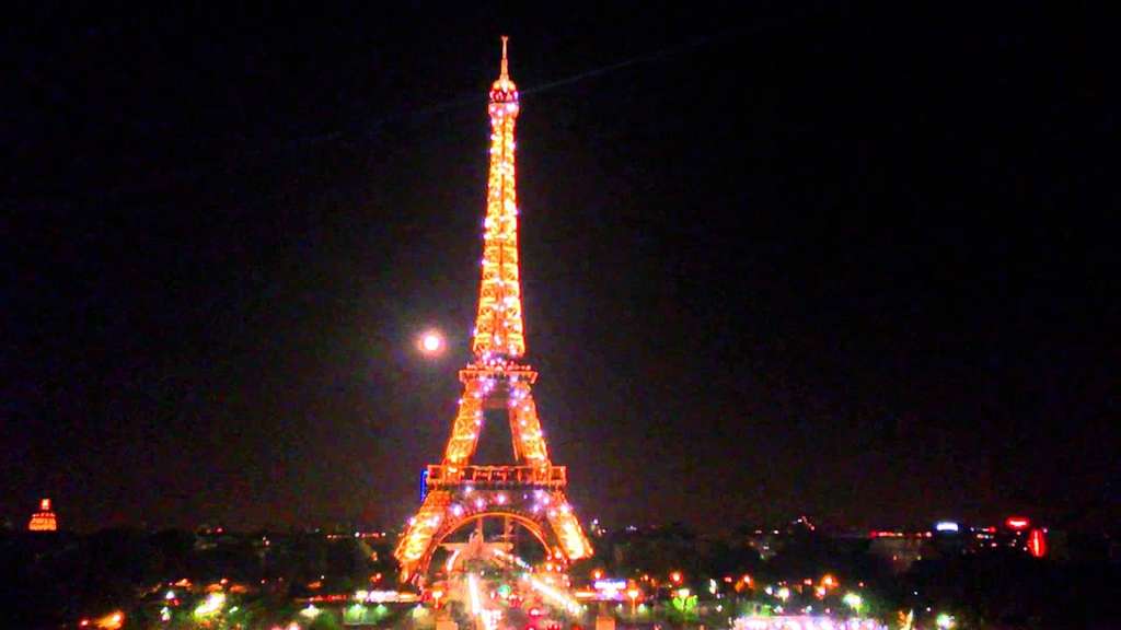 Menara Eiffel di malam hari Menara Eiffel di malam hari