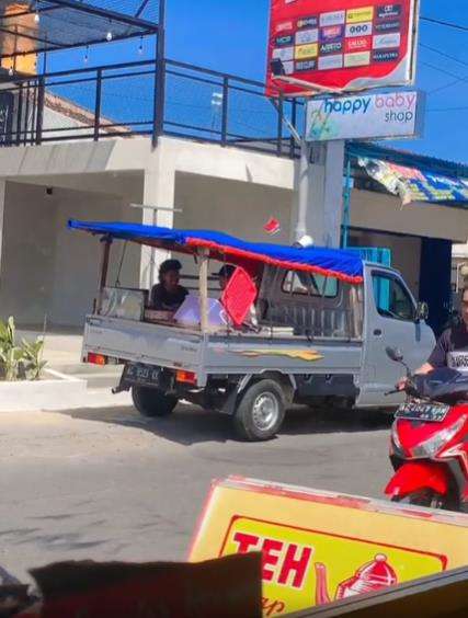 Mobil penjual tahu bulat kocak.