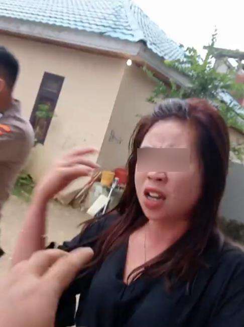 Wanita selingkuh dengan polisi muda di kos-kosan.