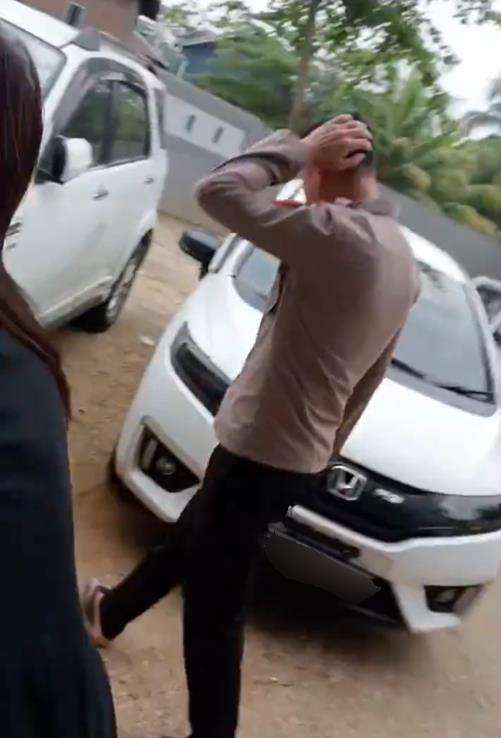 Wanita selingkuh dengan polisi muda di kos-kosan.