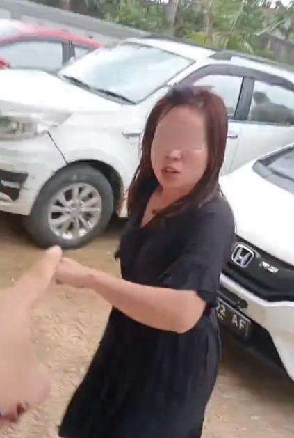 Wanita selingkuh dengan polisi muda di kos-kosan.